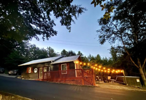 Smores Retreat - Minutes from PF Parkway! Hot tub and fire pit!